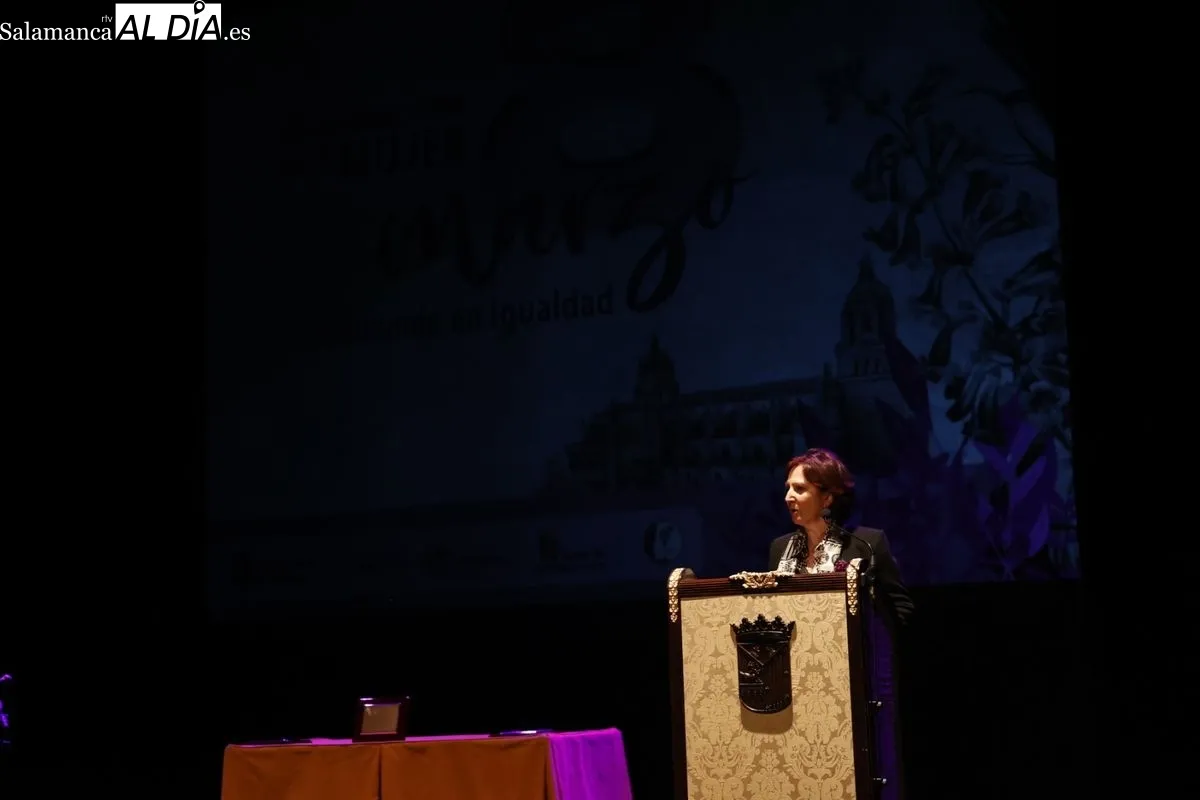 Gala de reconocimiento a tres mujeres referentes en Salamanca por el 8-M | FOTOS: David Sañudo 