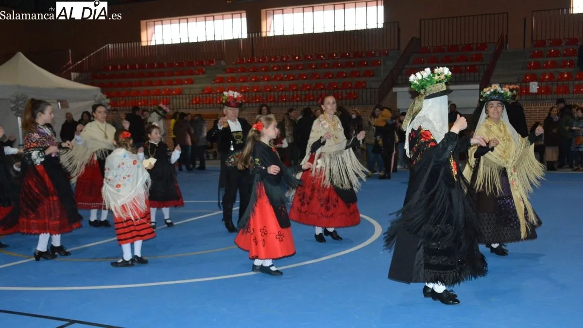 Foto 5 - La tradicional fiesta de folclore 'Los Barrios' anima la tarde del s&aacute;bado de carnaval en Lumbrales