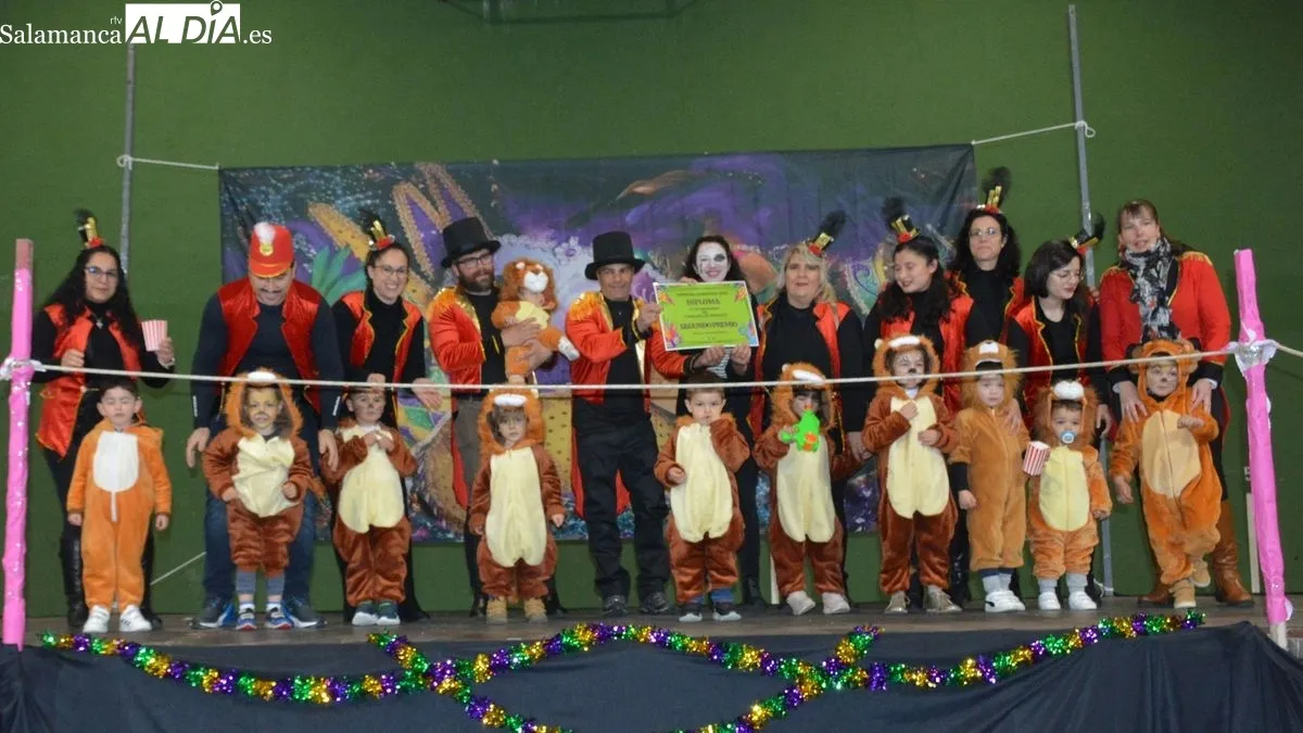 Foto 3 - Desfile, concurso de disfraces y mucha diversi&oacute;n en la fiesta del Lunes de Carnaval en Lumbrales