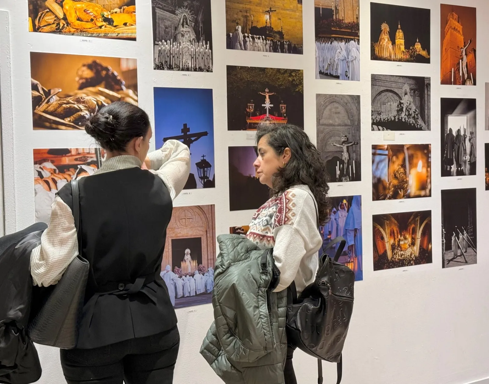 Exposición fotográfica de la Hermandad del Cristo del Amor y de la Paz en el Centro Comercial El Tormes 