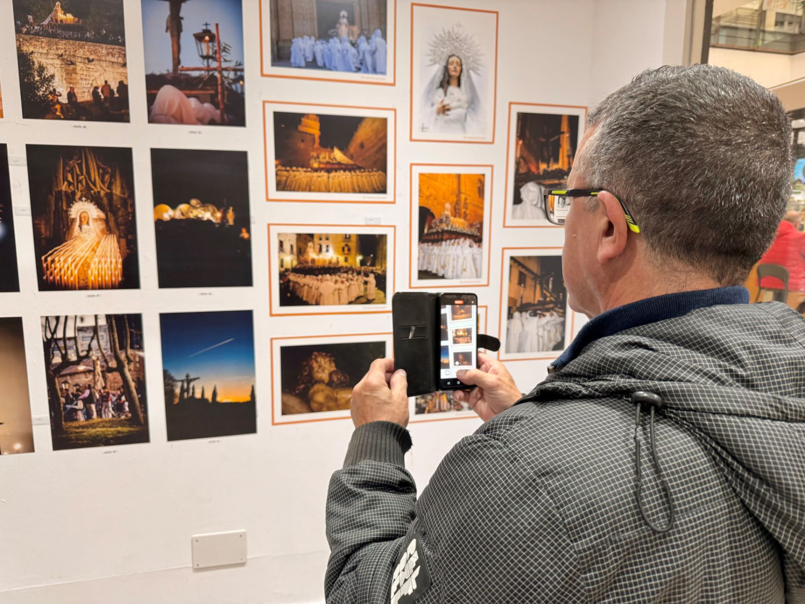 Exposición fotográfica de la Hermandad del Cristo del Amor y de la Paz