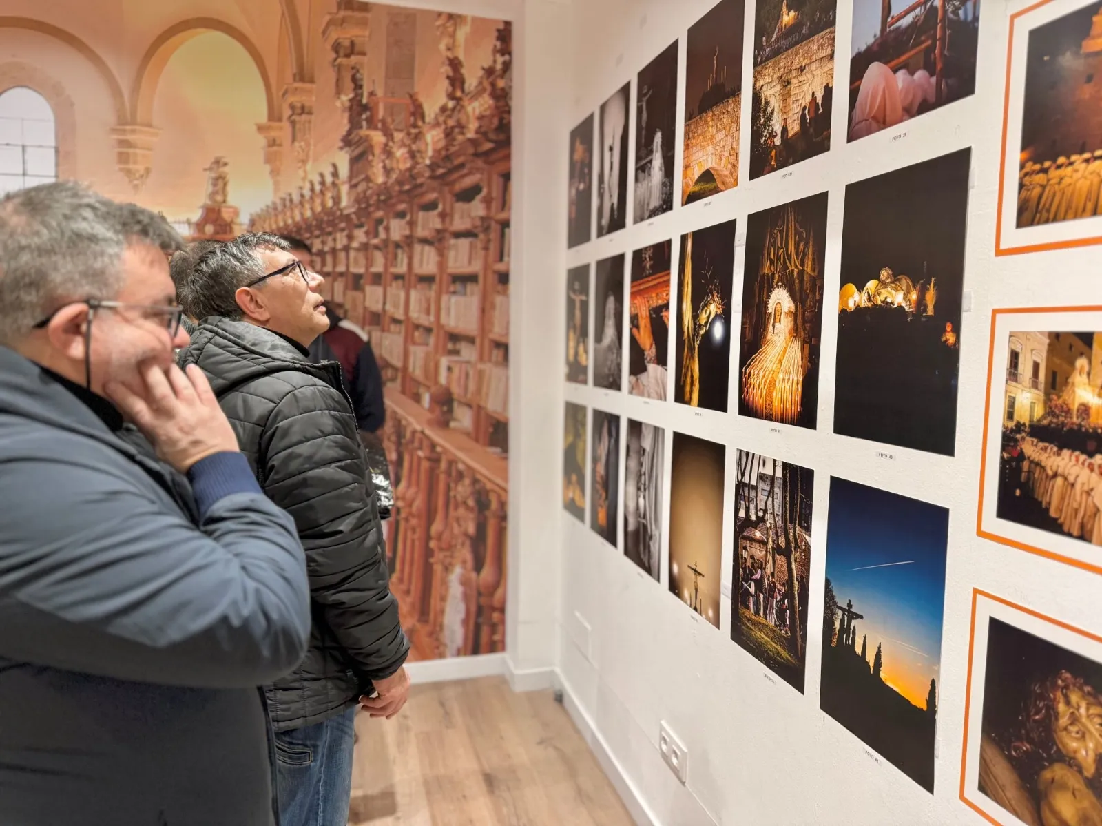Exposición fotográfica de la Hermandad del Cristo del Amor y de la Paz en el Centro Comercial El Tormes 