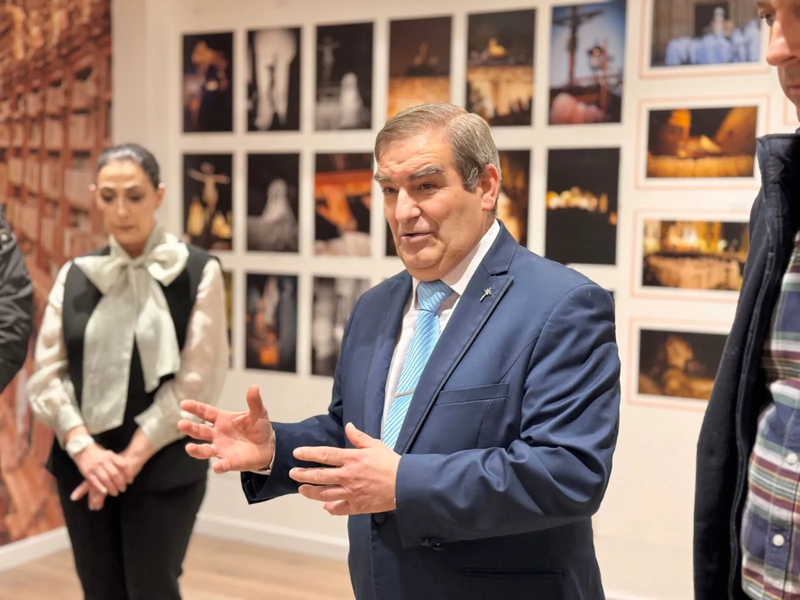 Exposición fotográfica de la Hermandad del Cristo del Amor y de la Paz en el Centro Comercial El Tormes 