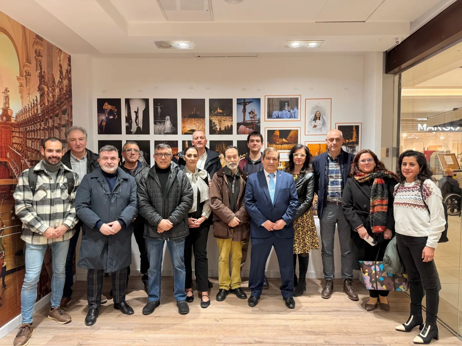 Exposición fotográfica de la Hermandad del Cristo del Amor y de la Paz en el Centro Comercial El Tormes 