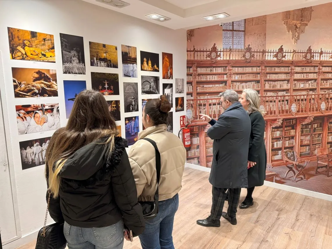 Exposición fotográfica de la Hermandad del Cristo del Amor y de la Paz en el Centro Comercial El Tormes 