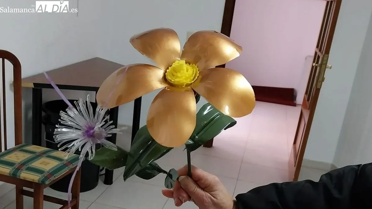 Las botellas de plástico se transformaron en coloridas flores