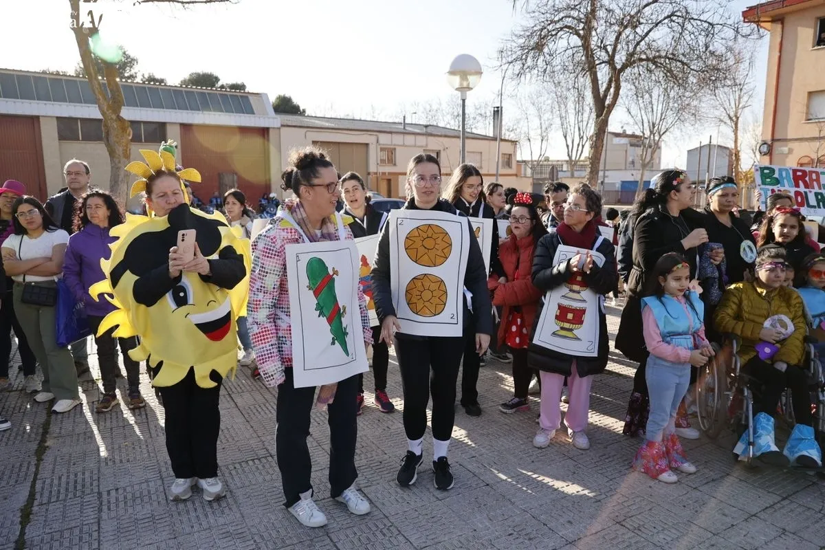 Los vecinos de El Rollo-Puente Ladrillo disfrutan del Carnaval | FOTOS: David Sañudo 