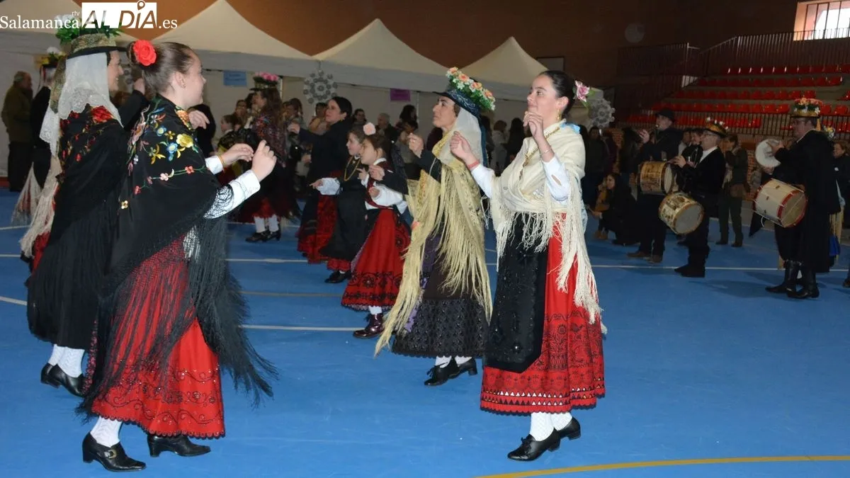 Foto 2 - La tradicional fiesta de folclore 'Los Barrios' anima la tarde del s&aacute;bado de carnaval en Lumbrales