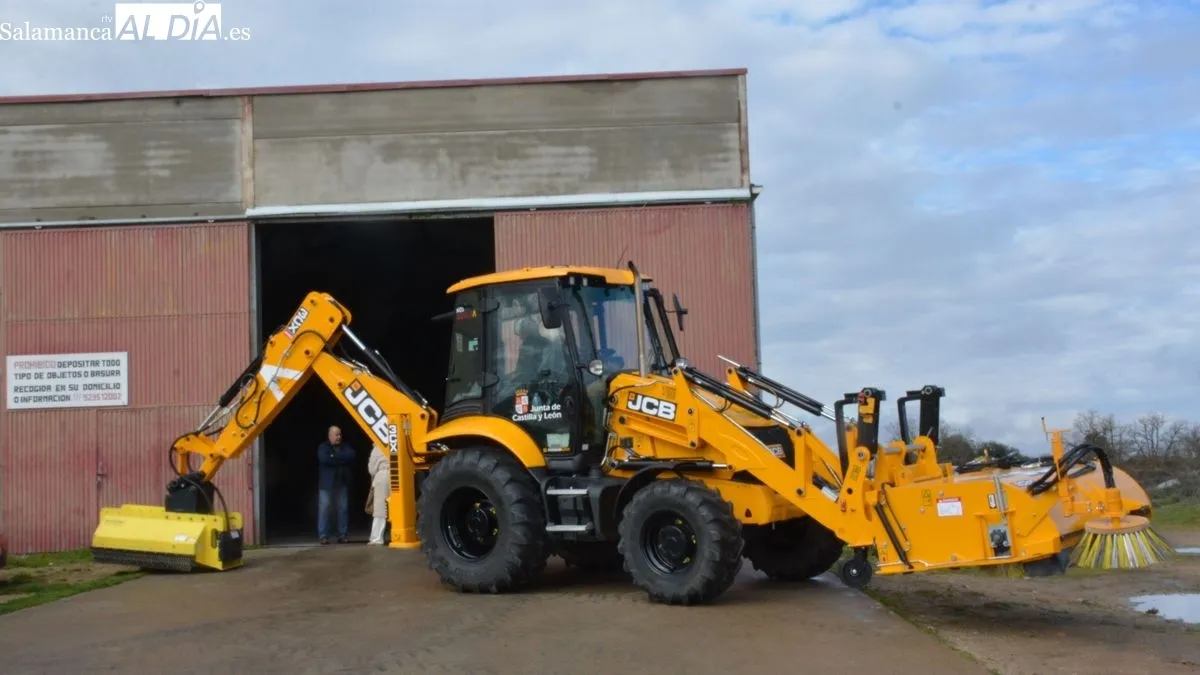 Presentación de la nueva excavadora en la nave de la Mancomunidad en Lumbrales