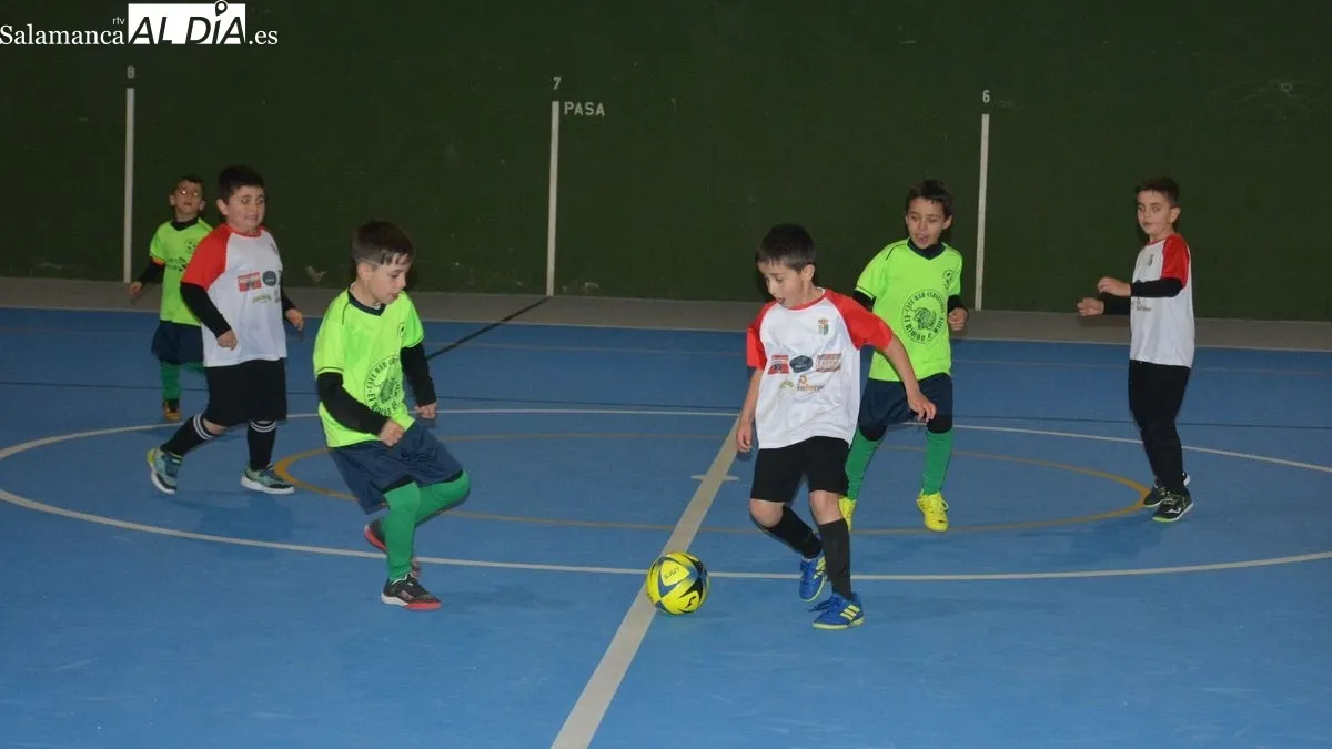 Foto 2 - El futbol sala une a los ni&ntilde;os y ni&ntilde;as de Vitigudino y Lumbrales