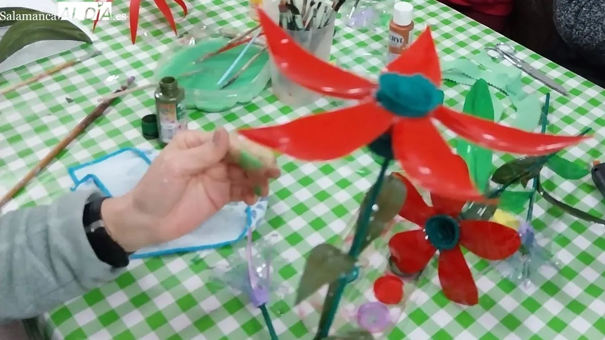 Las botellas de plástico se transformaron en coloridas flores