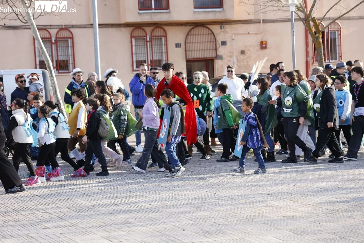 Los vecinos de El Rollo-Puente Ladrillo disfrutan del Carnaval | FOTOS: David Sañudo 