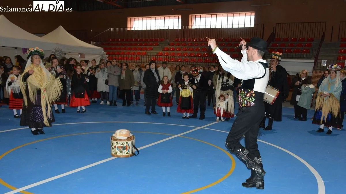 Foto 3 - La tradicional fiesta de folclore 'Los Barrios' anima la tarde del s&aacute;bado de carnaval en Lumbrales