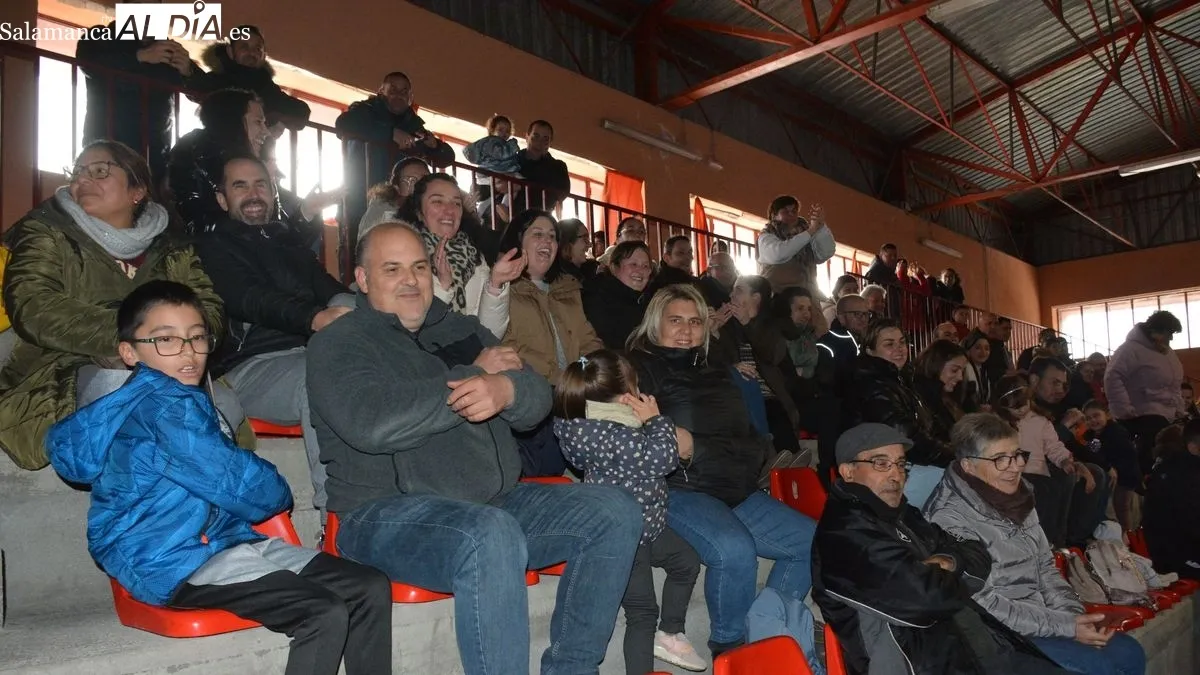 Foto 5 - El futbol sala une a los ni&ntilde;os y ni&ntilde;as de Vitigudino y Lumbrales