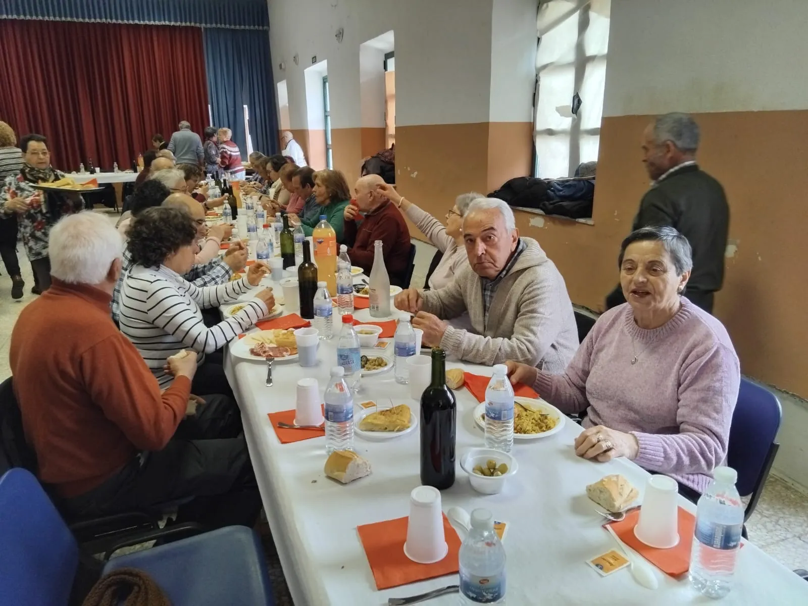 Foto 8 - M&aacute;s de 130 personas se re&uacute;nen en Cantalpino para celebrar el D&iacute;a del Padre gracias a la asociaci&oacute;n de mayores