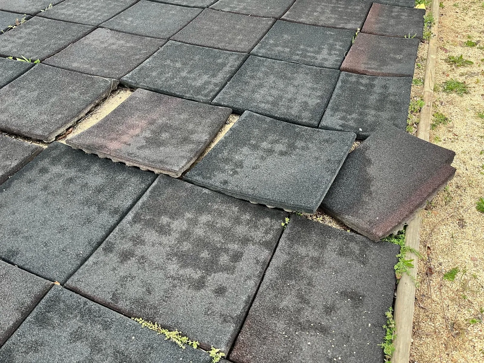 Imágenes de los parques en José Santos Borrego y Urbanización Los Chopos. PP