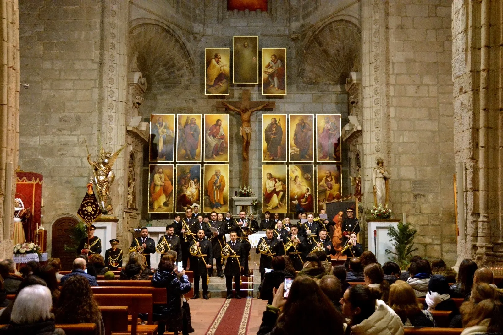 Foto 2 - Emociones y musica, juntos en el II Concierto &lsquo;Pe&ntilde;aranda de Pasi&oacute;n&rsquo; con el que la Banda de Cornetas y Tambores celebra sus 70 a&ntilde;os