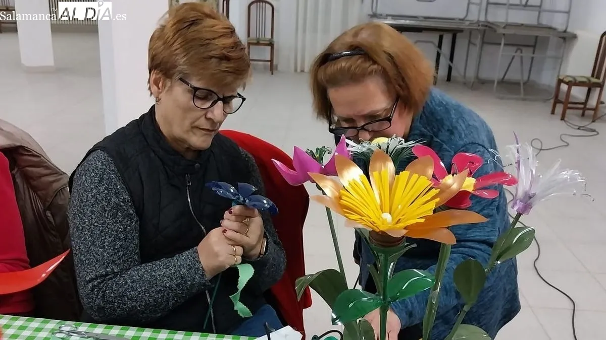 Las botellas de plástico se transformaron en coloridas flores