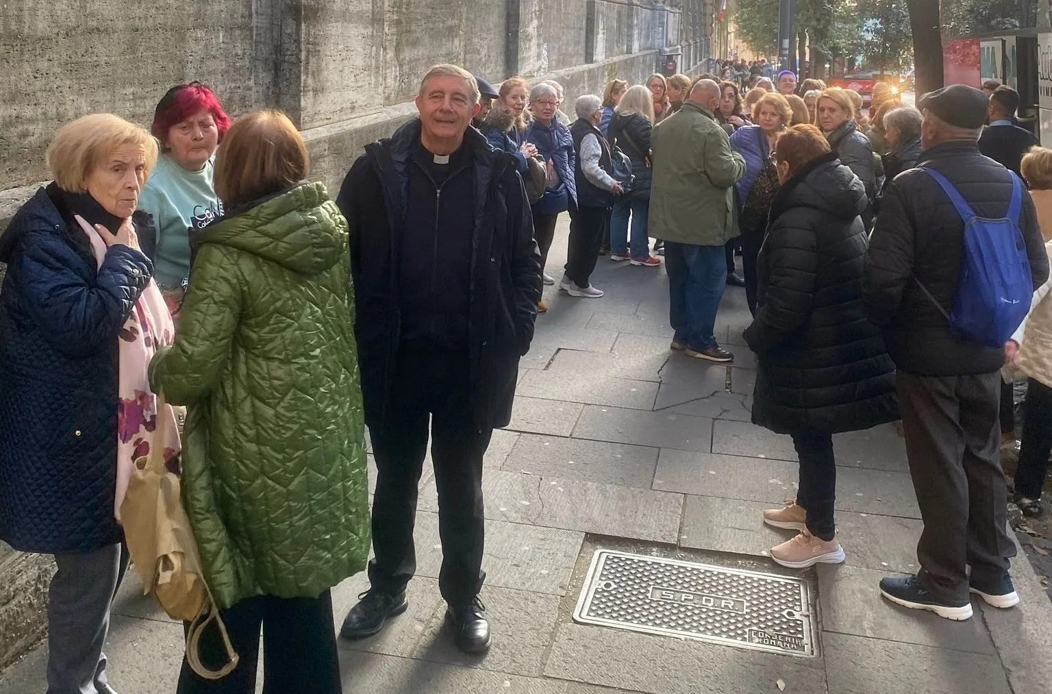 Foto 6 - Los peregrinos de la Di&oacute;cesis Civitatense cruzan la Puerta Santa de la Bas&iacute;lica de San Pedro