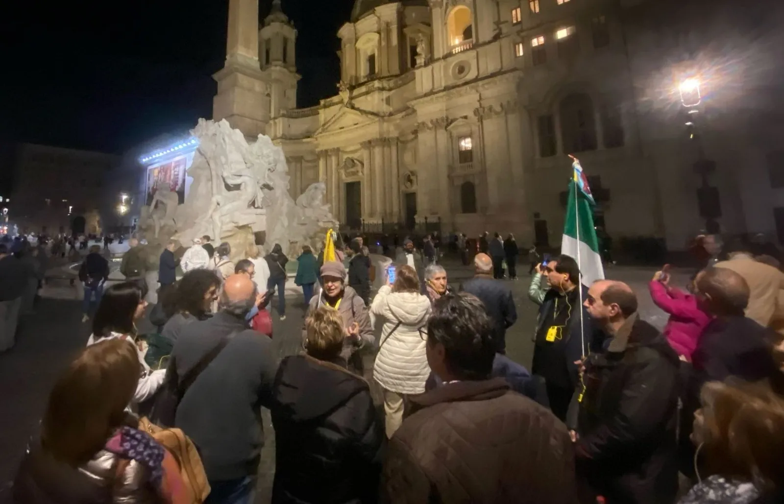 Foto 4 - Los peregrinos de la Di&oacute;cesis Civitatense cruzan la Puerta Santa de la Bas&iacute;lica de San Pedro
