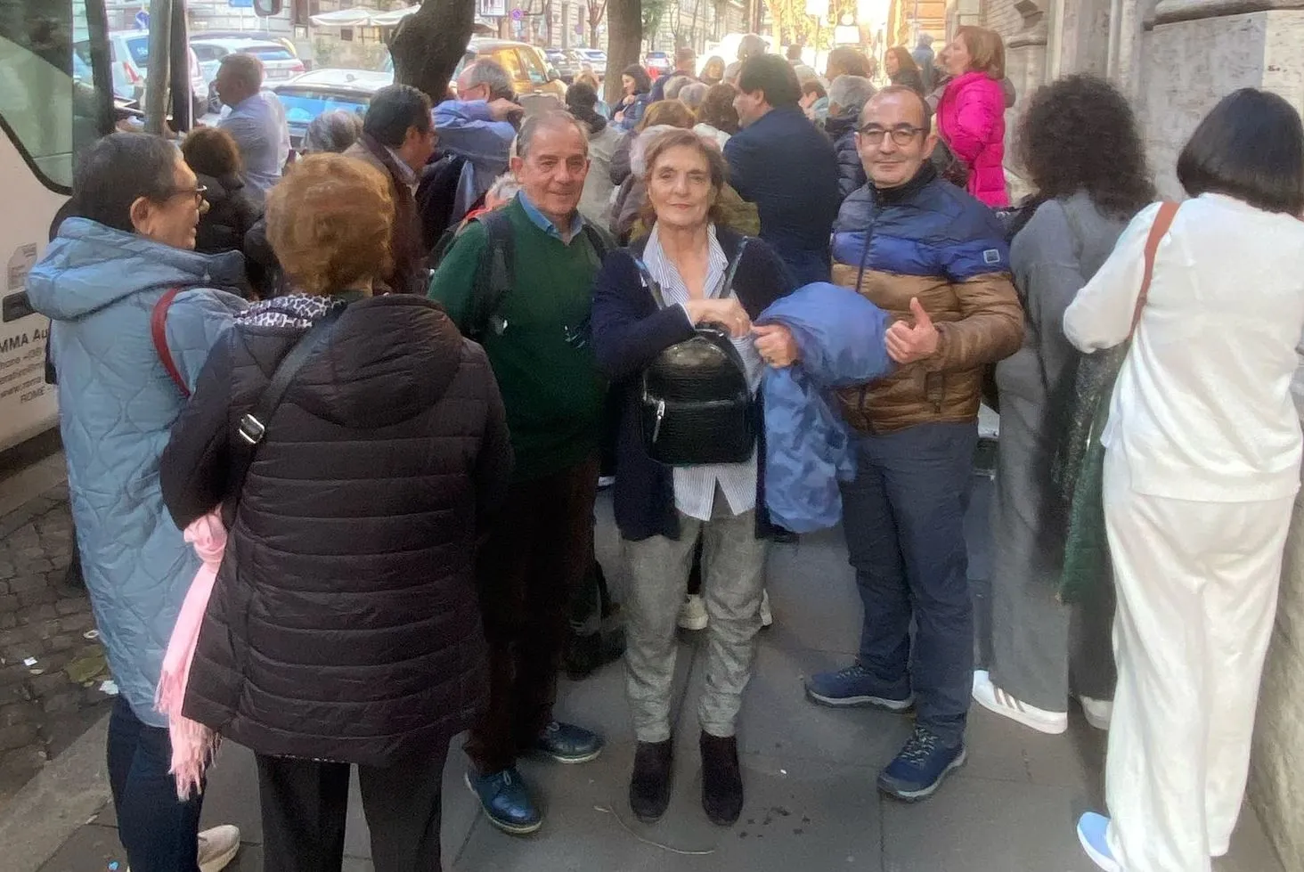 Foto 3 - Los peregrinos de la Di&oacute;cesis Civitatense cruzan la Puerta Santa de la Bas&iacute;lica de San Pedro