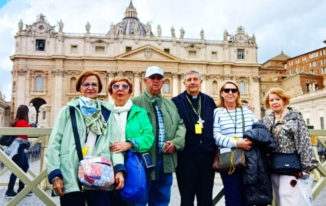 Foto 2 - Los peregrinos de la Di&oacute;cesis Civitatense cruzan la Puerta Santa de la Bas&iacute;lica de San Pedro