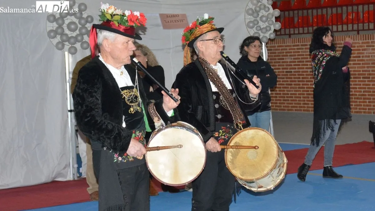 Foto 4 - La tradicional fiesta de folclore 'Los Barrios' anima la tarde del s&aacute;bado de carnaval en Lumbrales
