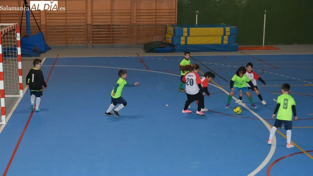 Foto 4 - El futbol sala une a los ni&ntilde;os y ni&ntilde;as de Vitigudino y Lumbrales