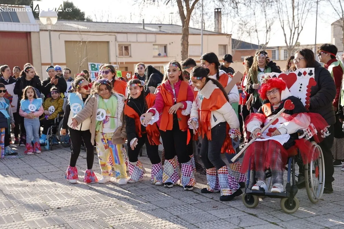 Los vecinos de El Rollo-Puente Ladrillo disfrutan del Carnaval | FOTOS: David Sañudo 