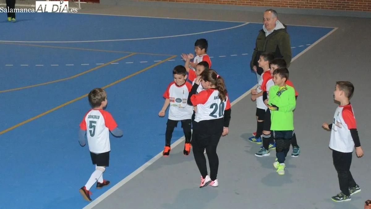 Foto 3 - El futbol sala une a los ni&ntilde;os y ni&ntilde;as de Vitigudino y Lumbrales