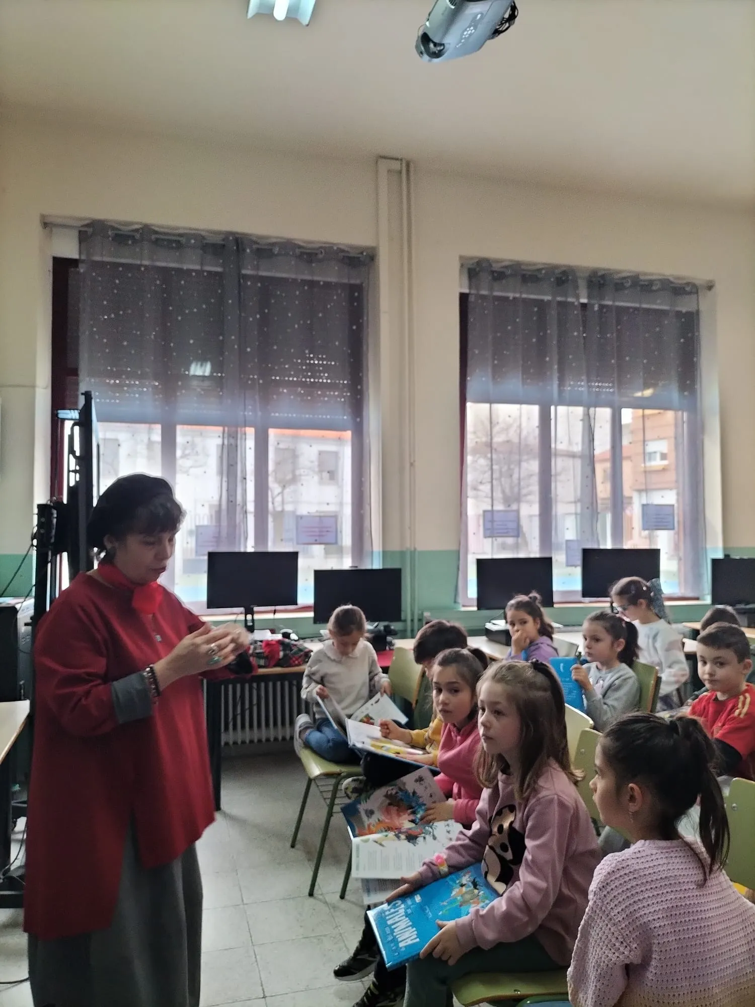 Foto 6 - La reconocida escritora infantil Violeta Monreal protagoniza una original jornada en el CEI Miguel de Unamuno