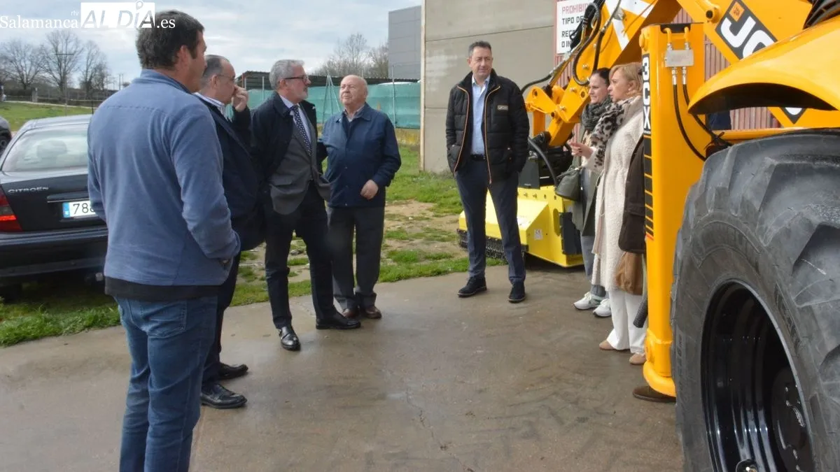 Presentación de la nueva excavadora en la nave de la Mancomunidad en Lumbrales