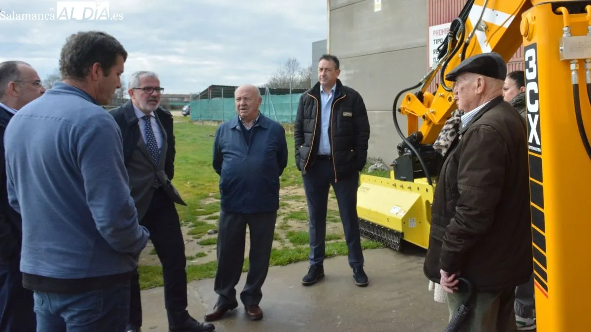 Presentación de la nueva excavadora en la nave de la Mancomunidad en Lumbrales