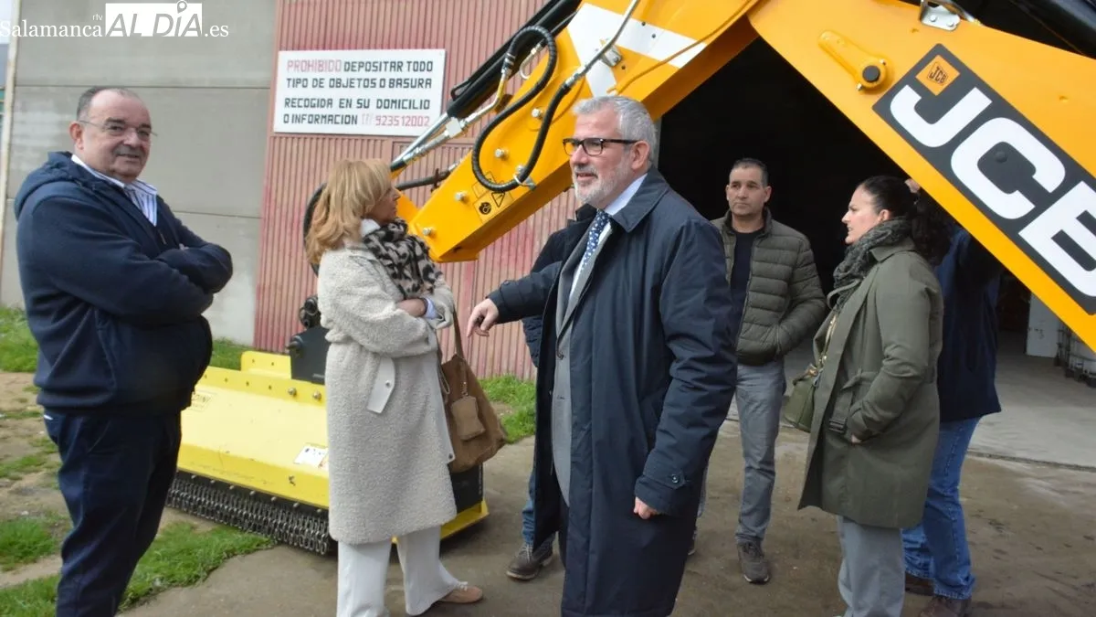 Presentación de la nueva excavadora en la nave de la Mancomunidad en Lumbrales