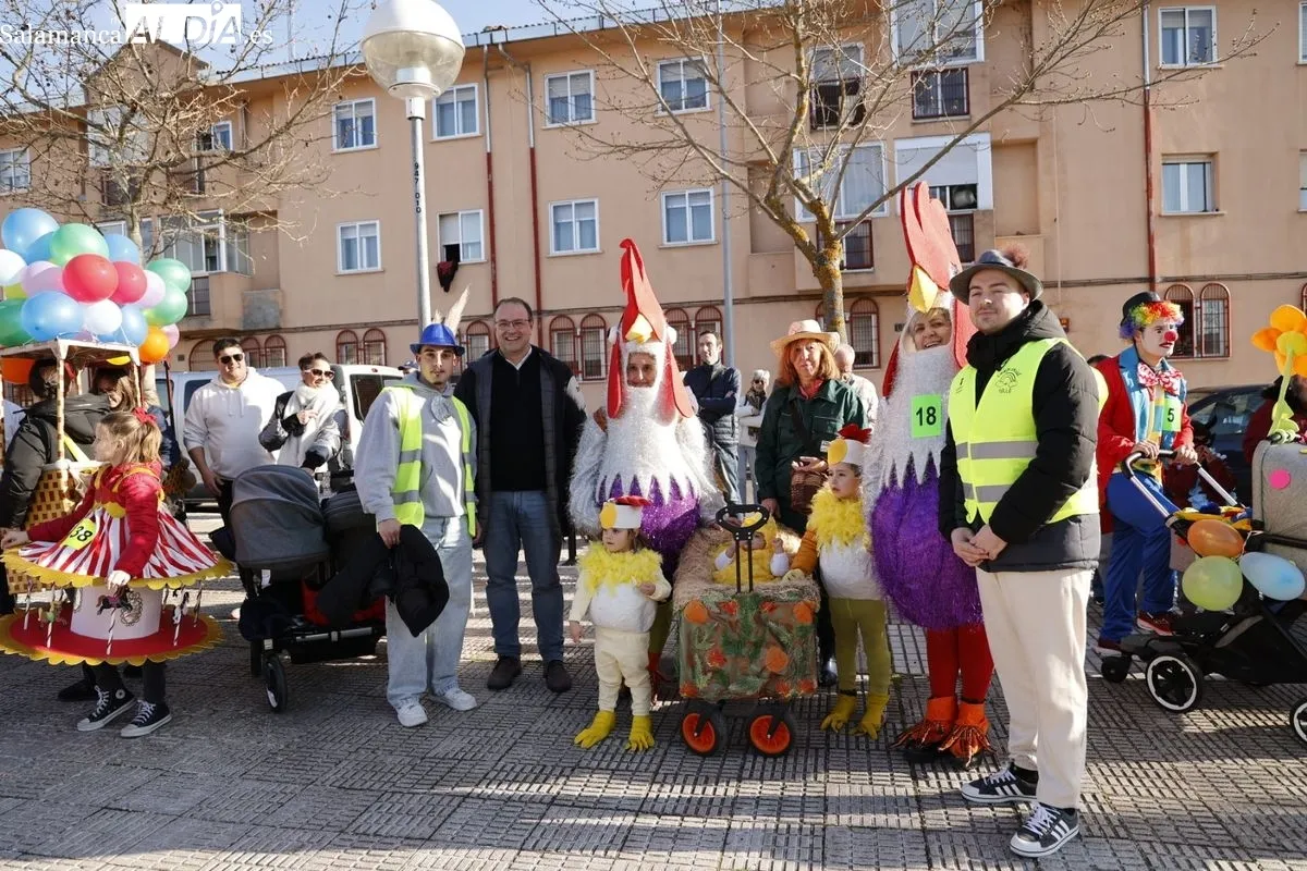 Los vecinos de El Rollo-Puente Ladrillo disfrutan del Carnaval | FOTOS: David Sañudo 
