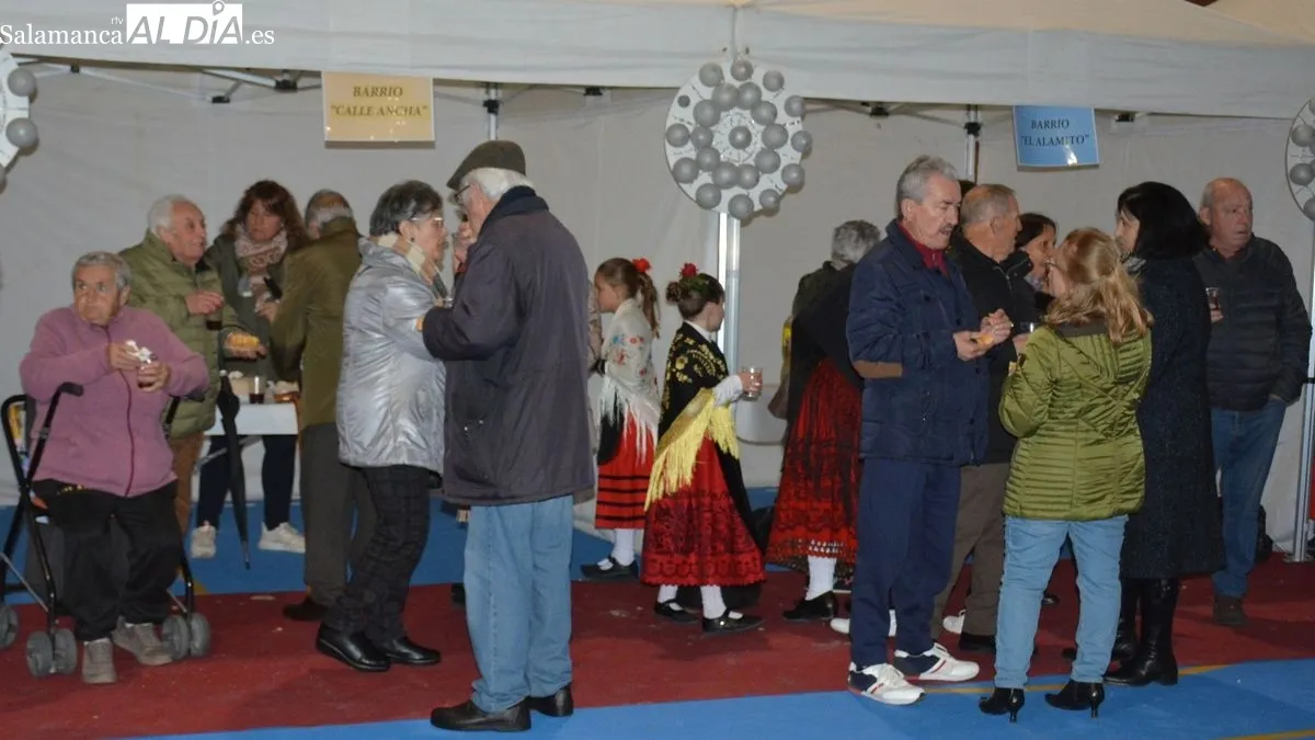 Foto 6 - La tradicional fiesta de folclore 'Los Barrios' anima la tarde del s&aacute;bado de carnaval en Lumbrales