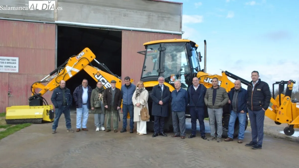 Presentación de la nueva excavadora en la nave de la Mancomunidad en Lumbrales