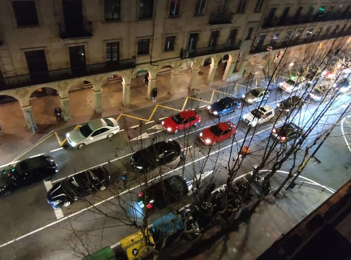 Imágenes de la Gran Vía durante las carreras ilegales de la noche del viernes