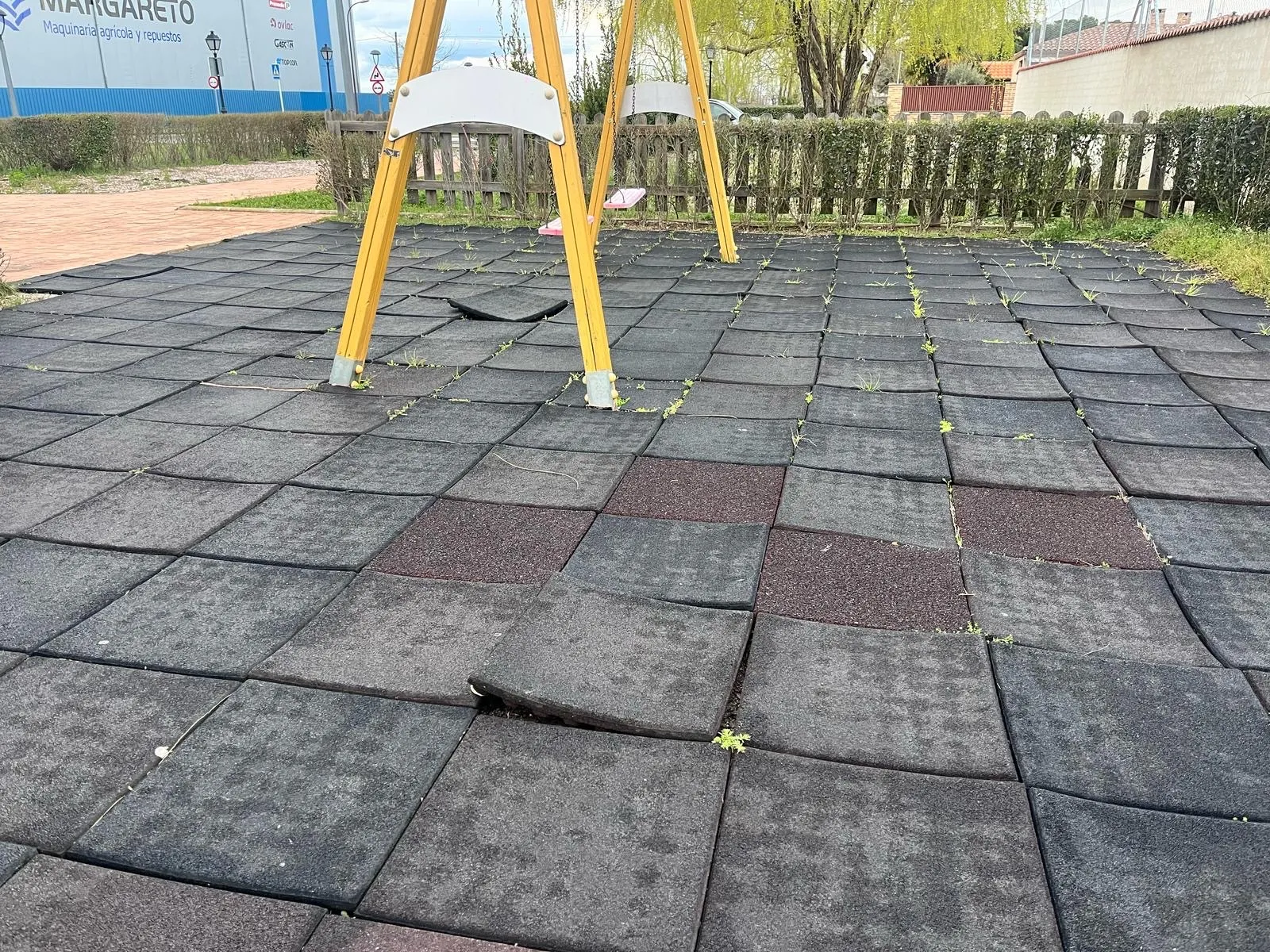 Imágenes de los parques en José Santos Borrego y Urbanización Los Chopos. PP