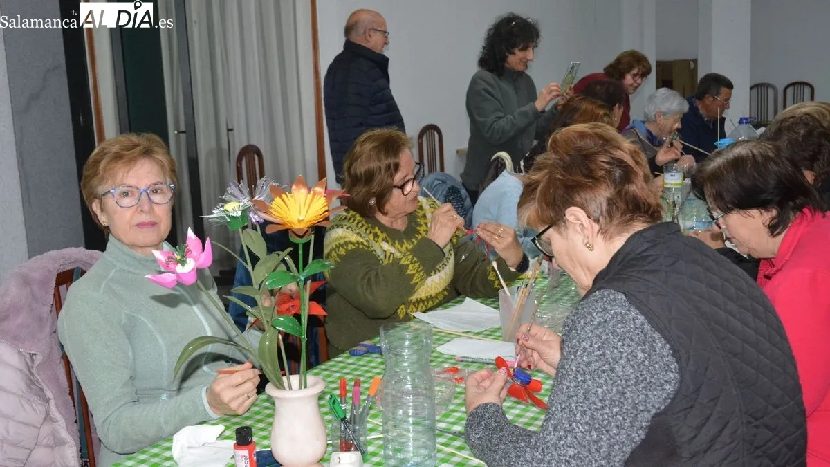 Las botellas de plástico se transformaron en coloridas flores