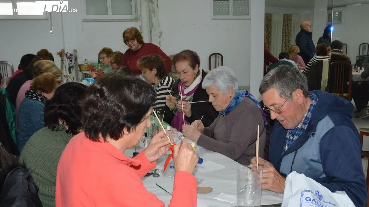 Las botellas de plástico se transformaron en coloridas flores
