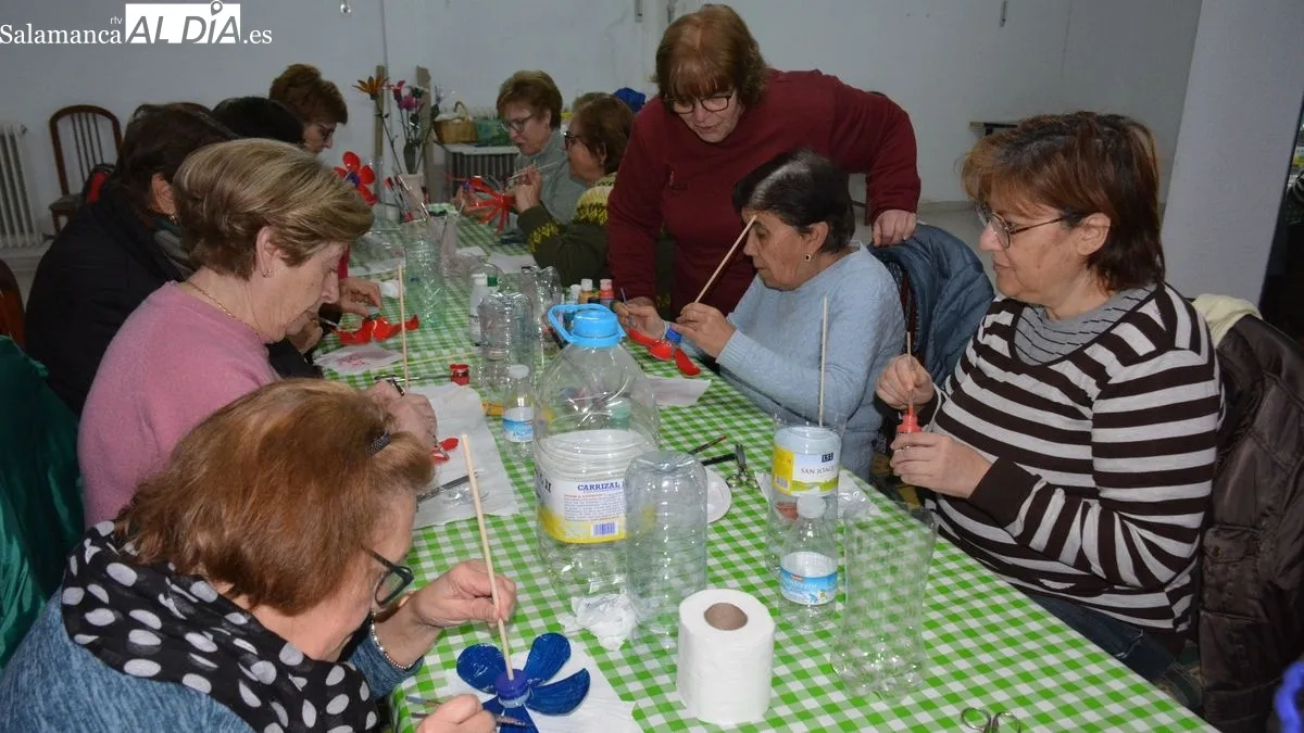 Las botellas de plástico se transformaron en coloridas flores