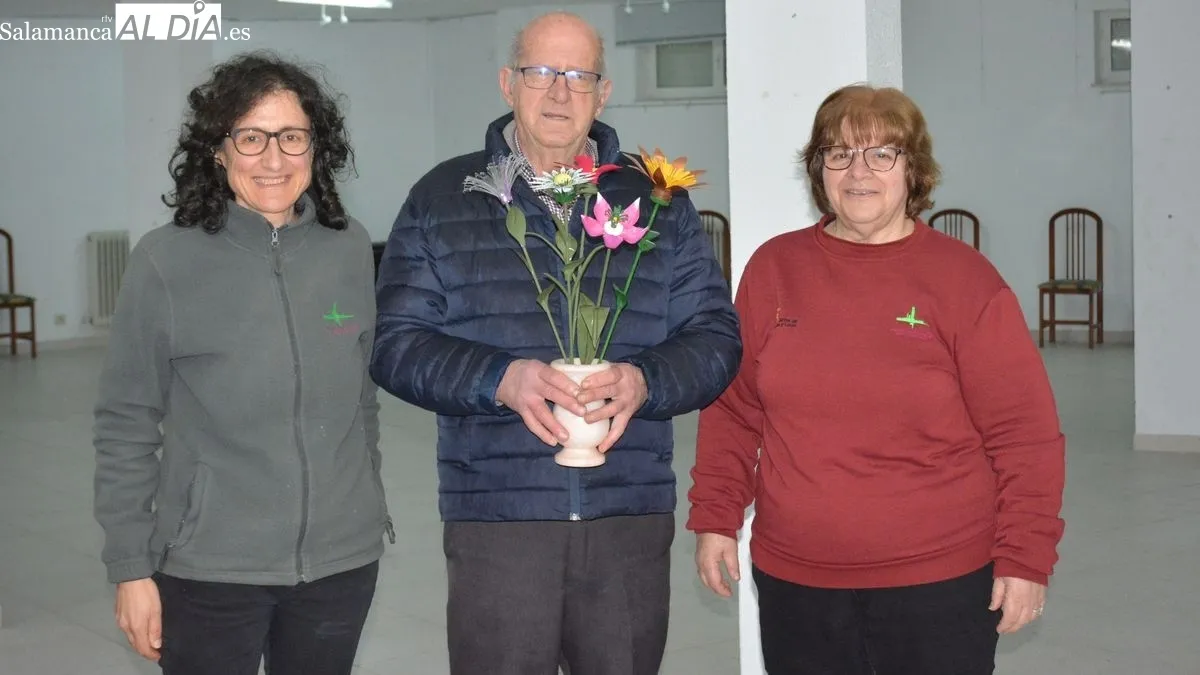 Las botellas de plástico se transformaron en coloridas flores