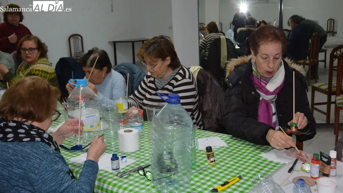 Las botellas de plástico se transformaron en coloridas flores