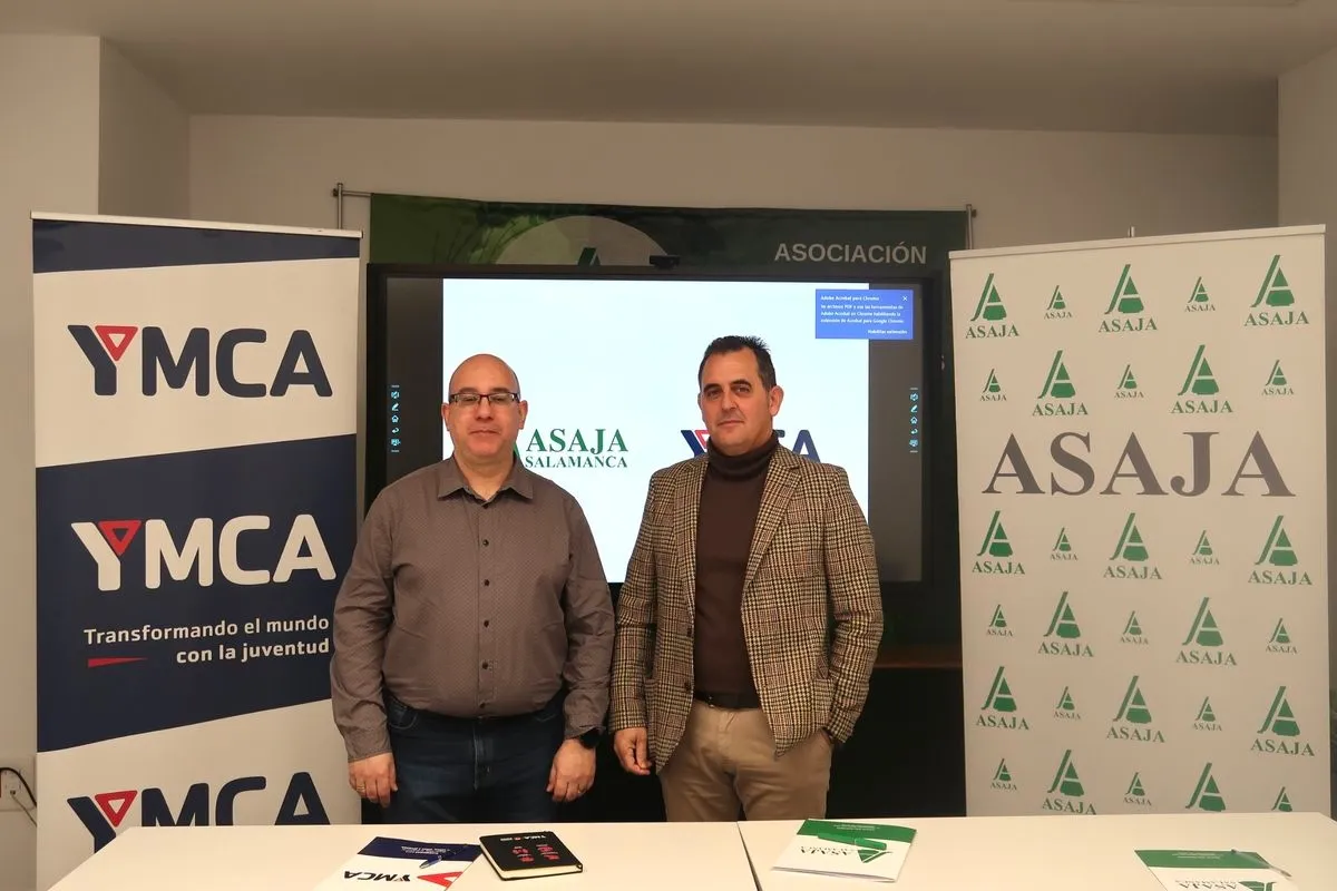Juan Luis Delgado Egido, presidente de ASAJA Salamanca, y Gonzalo Grande Martín, director de YMCA en Salamanca, firmaron este acuerdo