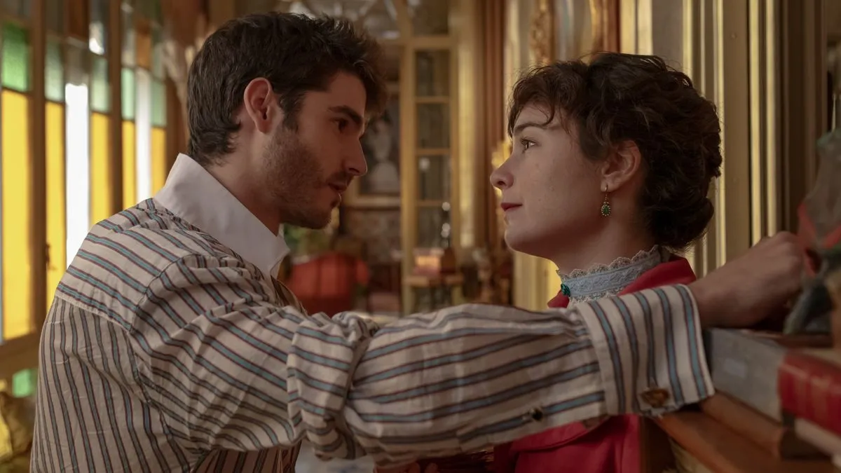 El salmantino Álvaro Mel en una de las escenas de Manual para señoritas, la nueva serie de Netflix que se estrena el 28 de marzo. Foto Netflix