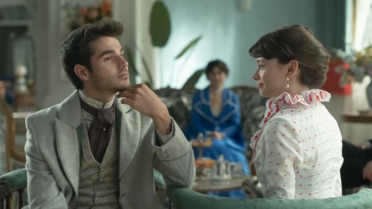 El salmantino Álvaro Mel en una de las escenas de Manual para señoritas, la nueva serie de Netflix que se estrena el 28 de marzo. Foto Netflix