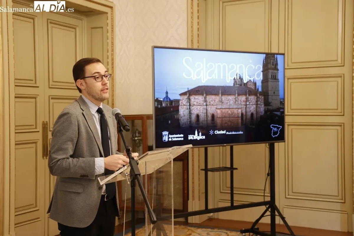 Presentación en el Ayuntamiento de la campaña 'Salamanca toca el cielo' con el concejal de Turismo, Ángel Fernández Silva. Foto de David Sañudo
