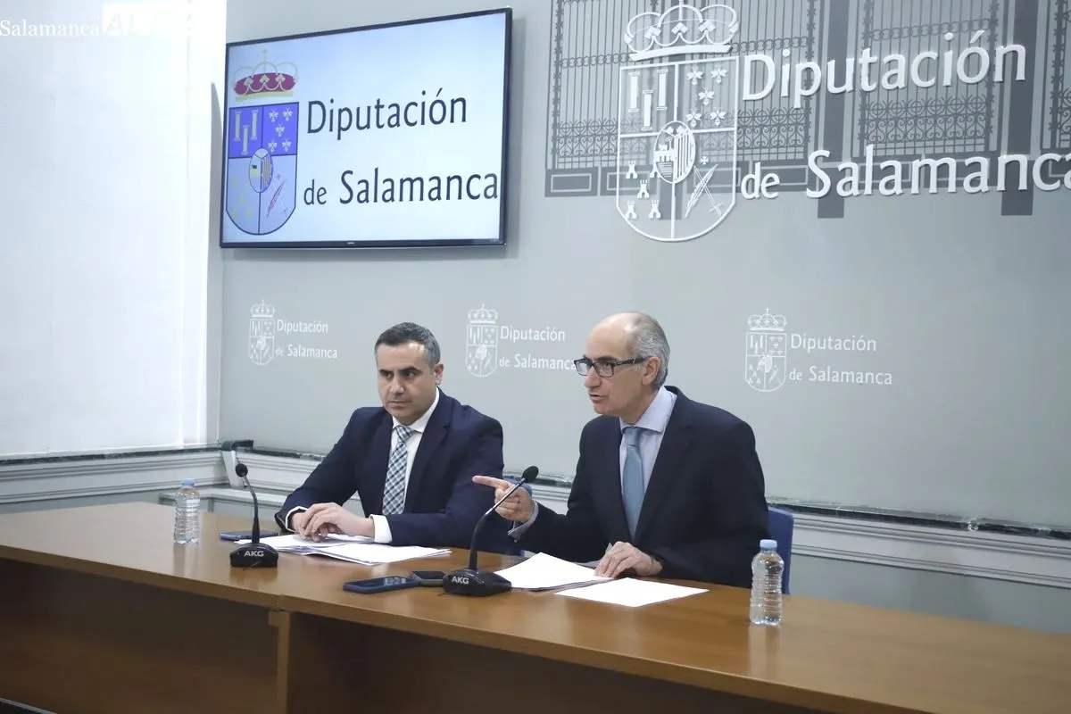 Antonio Labrador, diputado de Empleo y Desarrollo Rural, Fondos Europeos y Planes Provinciales, y Javier Iglesias, presidente de la Diputación de Salamanca. Foto de Ángel Puma
