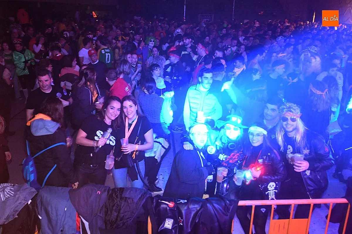 Ambiente baile de disfraces de adultos en el Carnaval del Toro/ Fotos: Adrián M.Pastor